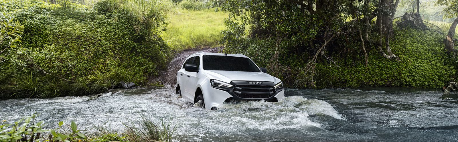 21MY-ISUZU-MU-X_EX_7_RHD_20_Shark-Fin_Camera-2-NEW-200x620-1